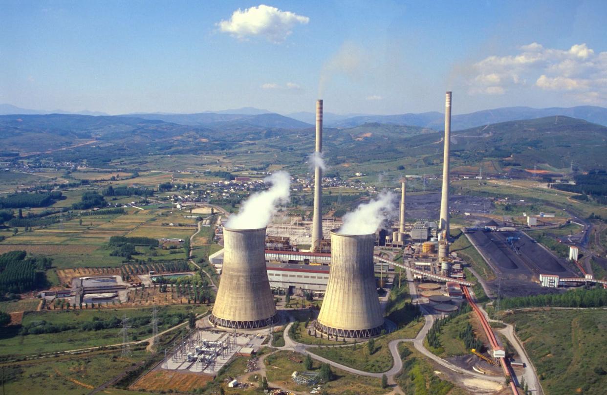 Imagen de 1999 de la central térmica Compostilla II, en Cubillos del Sil (León), hoy en desmantelamiento. <a href="https://www.shutterstock.com/es/image-photo/cubillos-del-sil-thermal-power-plant-1855203448" rel="nofollow noopener" target="_blank" data-ylk="slk:Cesar J. Pollo / Shutterstock;elm:context_link;itc:0;sec:content-canvas" class="link ">Cesar J. Pollo / Shutterstock</a>