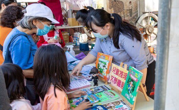 中市圖說明，今年特別邀請晨熹社繪本專門書店、潮返書店、沙盒實驗書社、巷子內的魚、梓書房及街仔尾冊店等6家獨立書店，各以一部行動圖書車為舞台，將不同書店特色主題通通搬進書車中，除了可以窺探不同書車內裝造型，還能透過與獨立書店的跨域合作，帶給讀者耳目一新的閱讀體驗。此外，獨立書店街仔尾冊店及晨熹社繪本專門書店的創辦人也將分享創業心得，歡迎民眾來書車上逛書店、社群打卡，與朋友分享閱讀的美好。