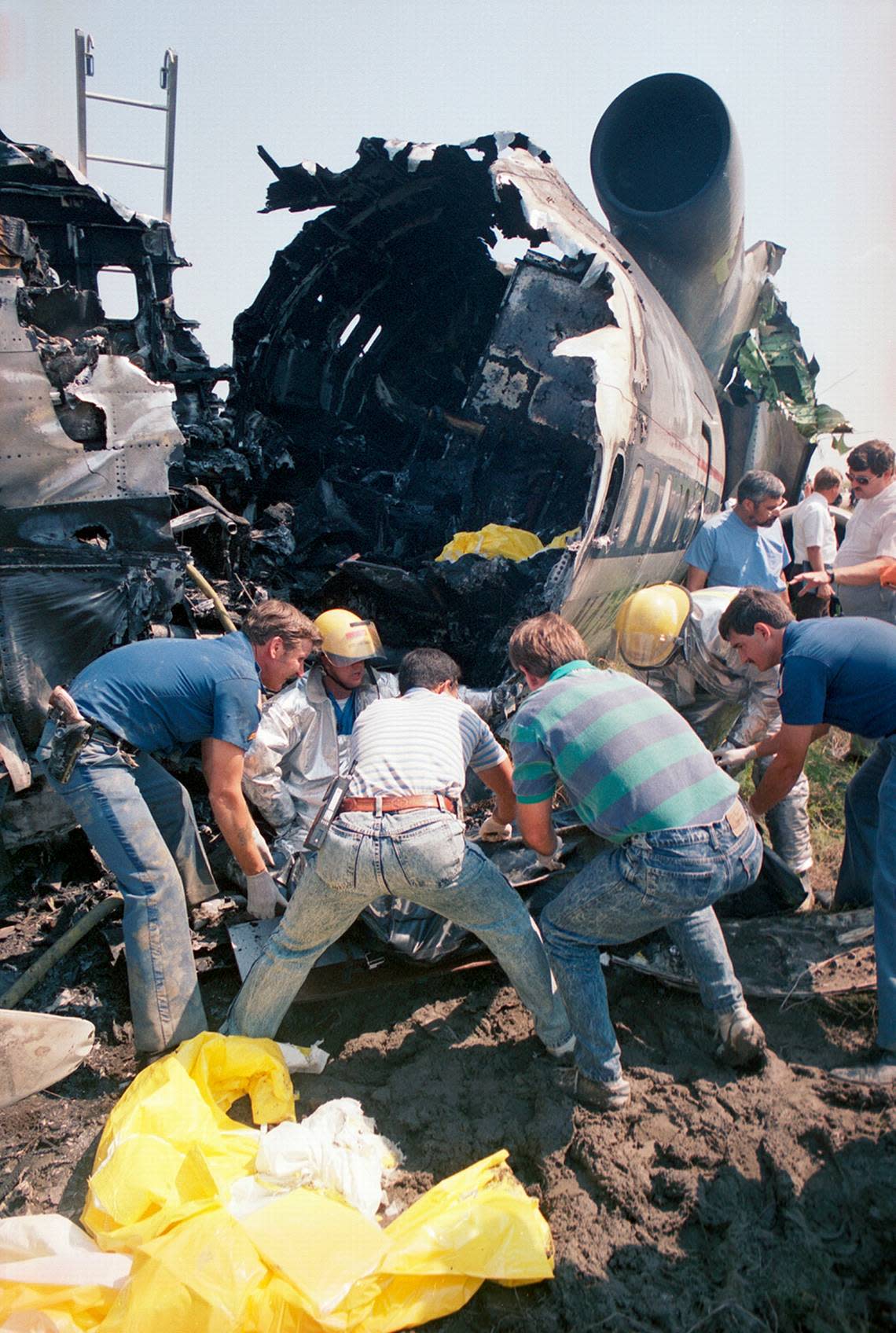 Aug. 31, 1988: Rescue workers labor at the rear of Delta 1141, which had been on fire as the jet’s pilot was being rescued at the front.