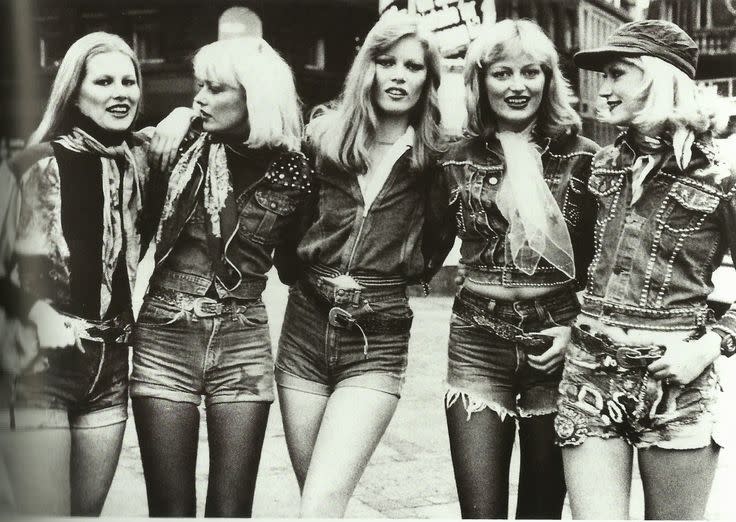 En 1979 en las ciudades más revolucionarias, las mujeres ya vestían con una tendencia rockera y punk.