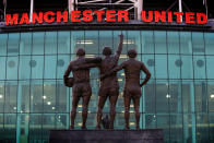 Trois pour le prix d'une. George Best, Denis Law et Bobby Charlton sont présents dans cette statue nommée "United Trinity" située juste devant le stade d'Old Trafford. Elle met à l'honneur trois des plus grands joueurs de l'histoire de Manchester United.