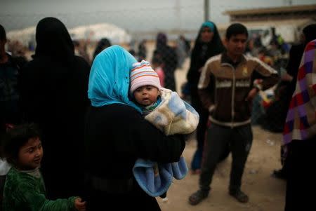 Displaced Iraqis who had fled their homes make their way to Hammam al-Alil camp south of Mosul, Iraq April 11, 2017. REUTERS/Suhaib Salem/Files