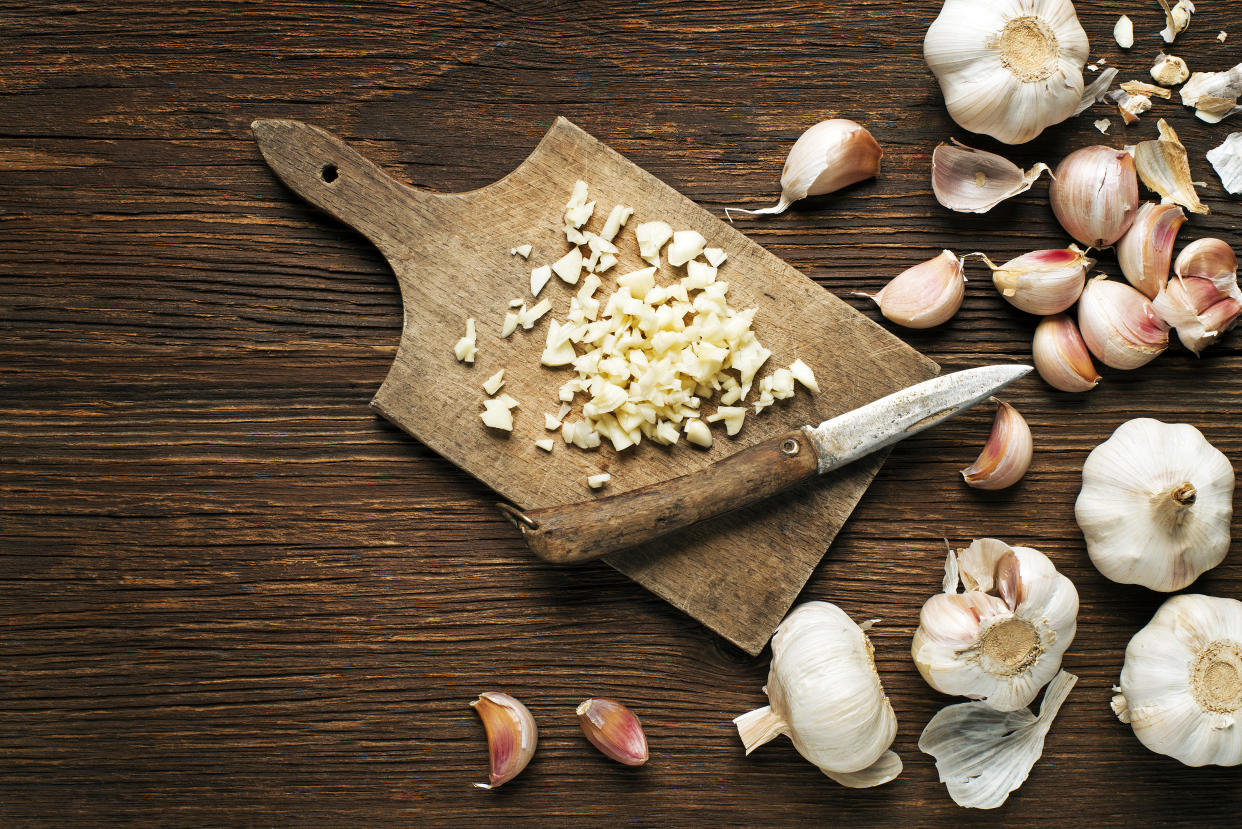 Knoblauch kann man auf mehrere Arten für den Einsatz vorbereiten (Symbolbild: Getty Images)