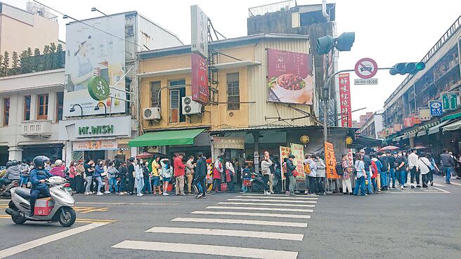 台南市中西區一家知名春捲店1日上午的排隊人潮綿延不絕。（程炳璋攝）