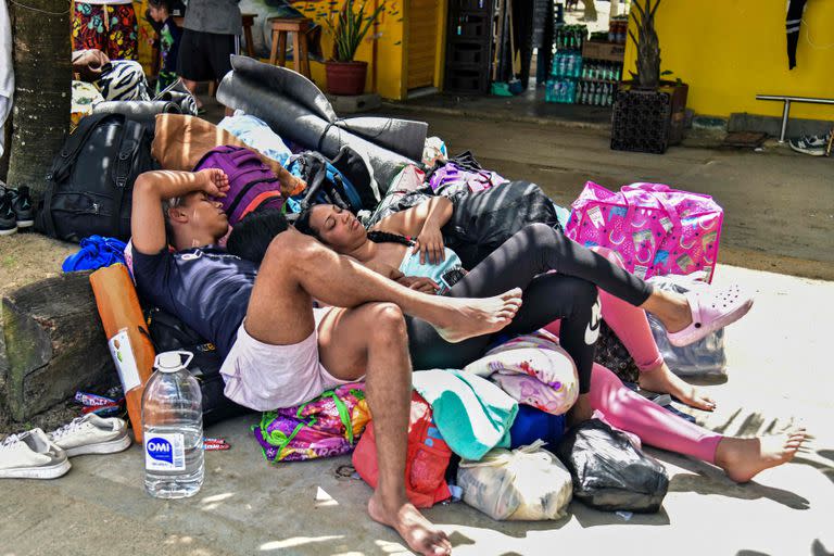 Migrantes venezolanos, a la espera de un barco en el puerto colombiano de Necoclí