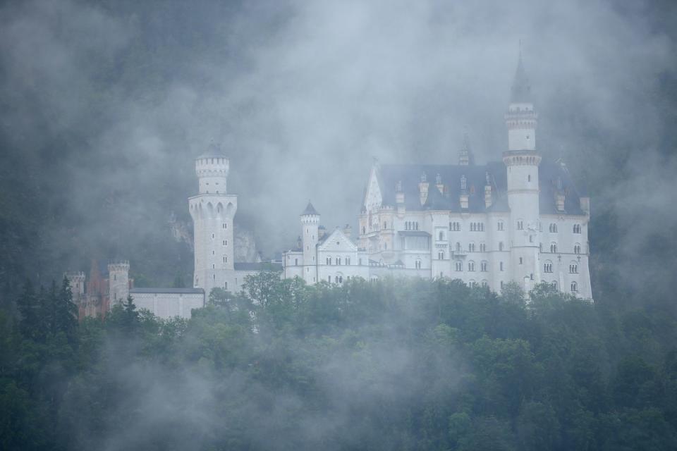 Schloss Neuschwanstein - ein sagenumwobenes Schloss eines nicht weniger geheimnisvollen Königs. Ludwig II. erbaute ein Mysterium in luftigen Höhen. Die National Geographic-Dokumentation "Die Geheimnisse von Neuschwanstein" blickt hinter die Kulissen. Welche Rätsel gibt es zu lösen? (Bild: 2015 Getty Images/Sean Gallup)