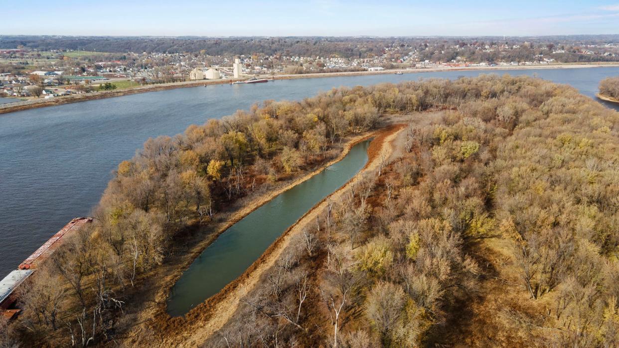 A small pond sits in the middle of Towhead Island.