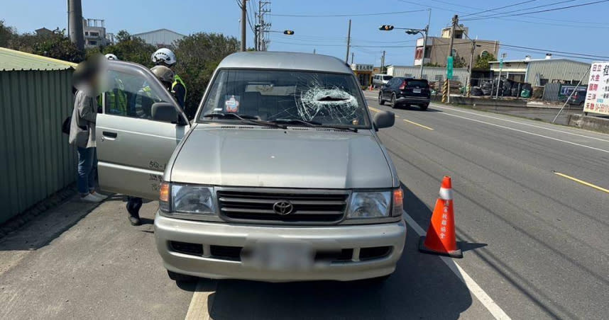 苗栗女子行車遭鐵片擊中，幸送醫無礙。（圖／翻攝畫面）