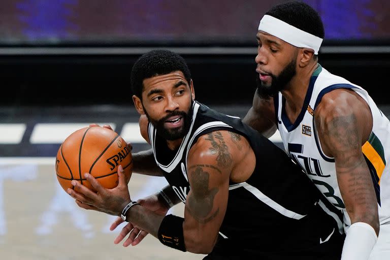 Kyrie Irving tiene un contrato por 105 millones de dólares y tres años con Brooklyn; por cada partido que se ausenta le cobran algo más de 462.000 dólares