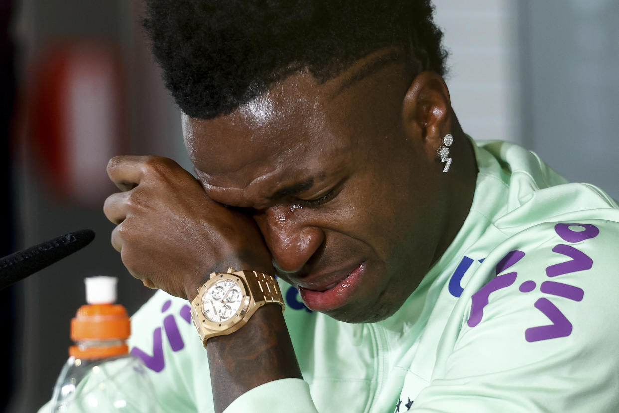 Vinicius Junior rompió a llorar al hablar de los insultos racistas que ha recibido en España y afirmó que está perdiendo las ganas de seguir jugando por lo que está pasando.(Foto AP/Oscar J. Barroso)