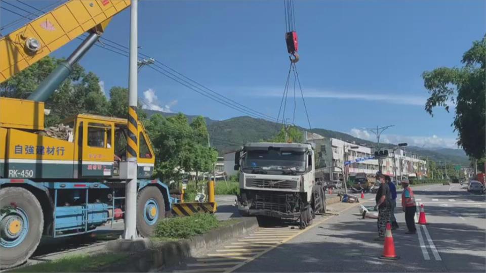 路口直直衝！閃紅燈沒禮讓...　曳引車閃避不及「轎車被撞飛」