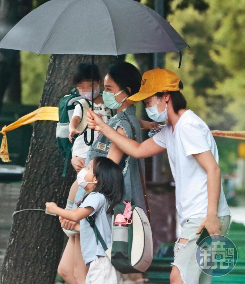 鄭雲燦去年7月曾被本刊拍到帶著2個女兒出門。