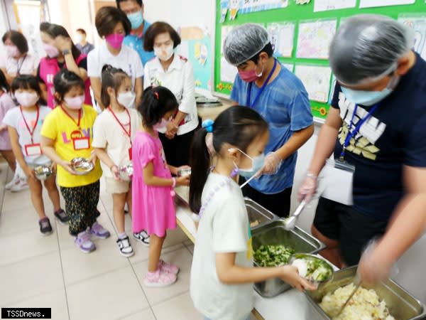 全國首創宜蘭縣學校午餐數位化管理-數位驗收、行動查核、食在安心。縣長林姿妙主持啟動儀式正式宣布。關心學童用餐情形。（記者董秀雲攝）