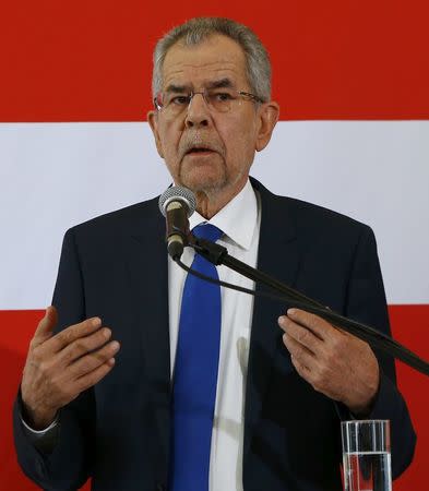 Austrian presidential candidate Alexander Van der Bellen, who is supported by the Greens attends a news conference in Vienna, Austria, May 18, 2016. REUTERS/Leonhard Foeger