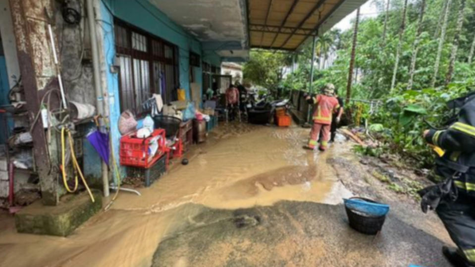 三峽午後暴雨導致泥流淹進民宅。翻攝畫面