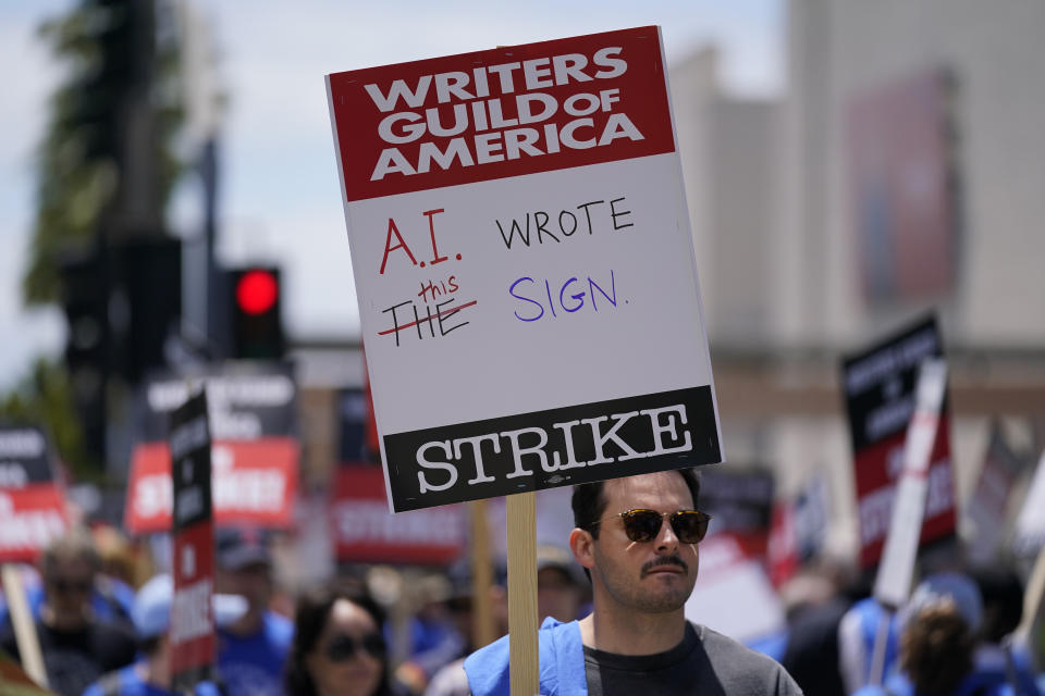 Miembros del Sindicato de Guionistas de Estados Unidos se manifestan frente a Fox Studios el martes 2 de mayo de 2023 en Los Ángeles. Una de las peticiones de los guionistas es revisar el uso de Inteligencia Artificial (IA) en la escritura de guiones. (Foto AP/Ashley Landis)