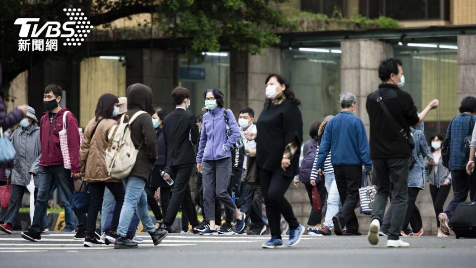 冬天衣著寬鬆不易察覺到體態變化。（示意圖／shutterstock達志影像）