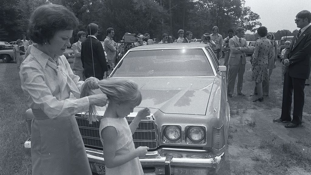 rosalynn carter, wife of democratic presidential candidate jimmy carter, combs her daughter amys hair at home in georgia after the 1976 democratic national convention in the background, reporters talk with vice presidential candidate walter mondale and his wife, joan right photo by owen frankencorbis via getty images