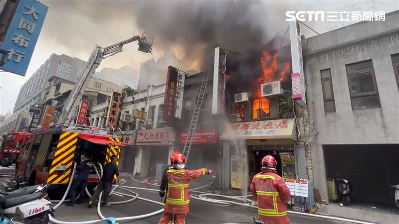 消防隊到場拉水線灌救。（圖／翻攝畫面）