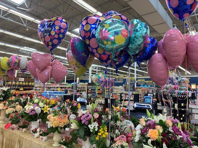 商家為母親節準備的禮物豐富多彩，各地大型超市成為鮮花和氣球的海洋。（記者楊青／攝影）