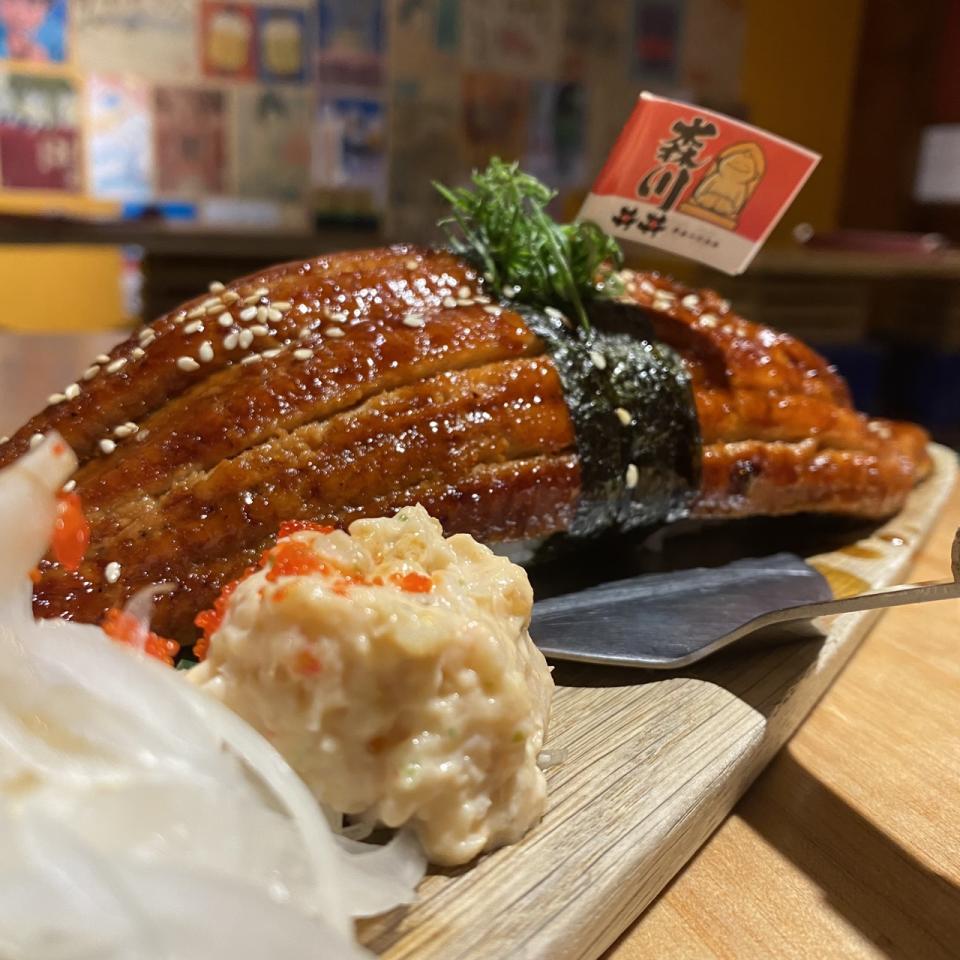 大到需要用鏟子吃的野鰻握壽司！（圖片來源：森川丼丼官方臉書）