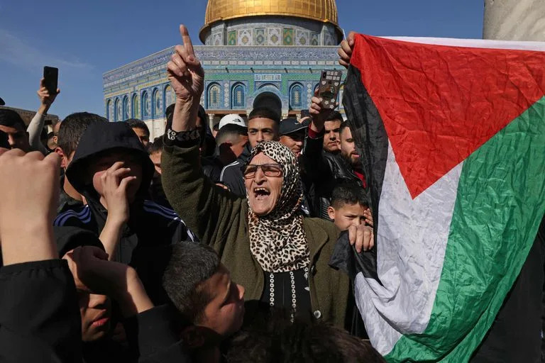 Palestinos protestan frente a la Mezquita de la Cúpula de la Roca en el complejo de la Mezquita Al-Aqsa en la Ciudad Vieja de Jerusalén, el viernes 27 de enero de 2023, un día después de que la redada israelí más mortífera en décadas planteó la posibilidad de un gran estallidoAnother Palestinian was killed by Israeli fire in separate West Bank unrest near Ramallah. (Photo by AHMAD GHARABLI / AFP)