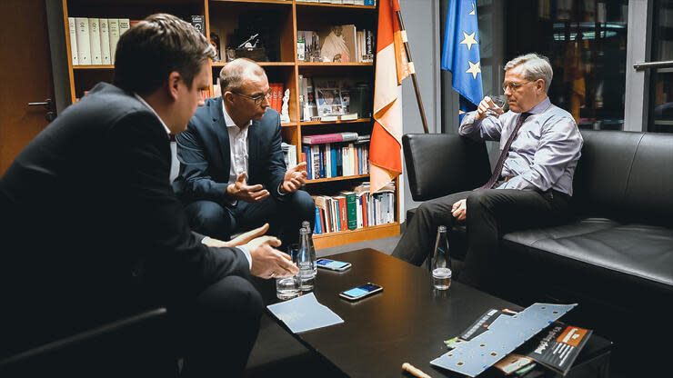 Der Politiker im Gespräch mit den Handelsblatt-Redakteuren Thomas Sigmund und Jan Hildebrand. Foto: dpa