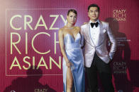 El actor Henry Golding y su esposa, Liv Lo, posan al llegar al estreno de "Crazy Rich Asians" en Singapur, el martes 21 de agosto del 2018. (AP Foto/Don Wong)