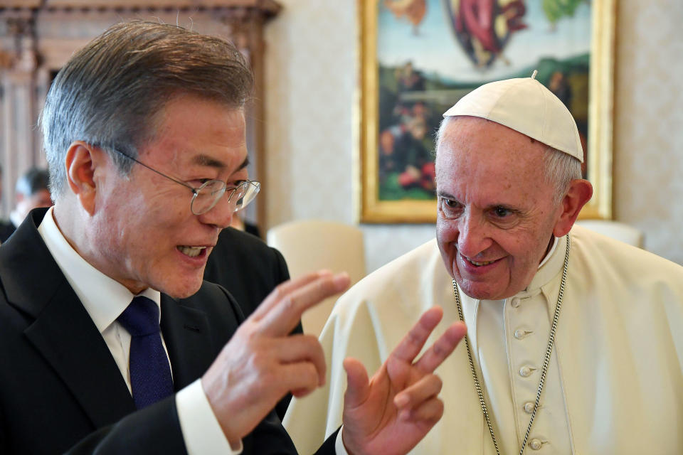 South Korean President Moon Jae-in, left, talks with Pope Francis during their private audience, at the Vatican, Thursday, Oct. 18, 2018. South Korea's president is in Italy for a series of meetings that will culminate with an audience with Pope Francis at which he's expected to extend an invitation from North Korean leader Kim Jong Un to visit. (Alessandro Di Meo/Pool Photo via AP)