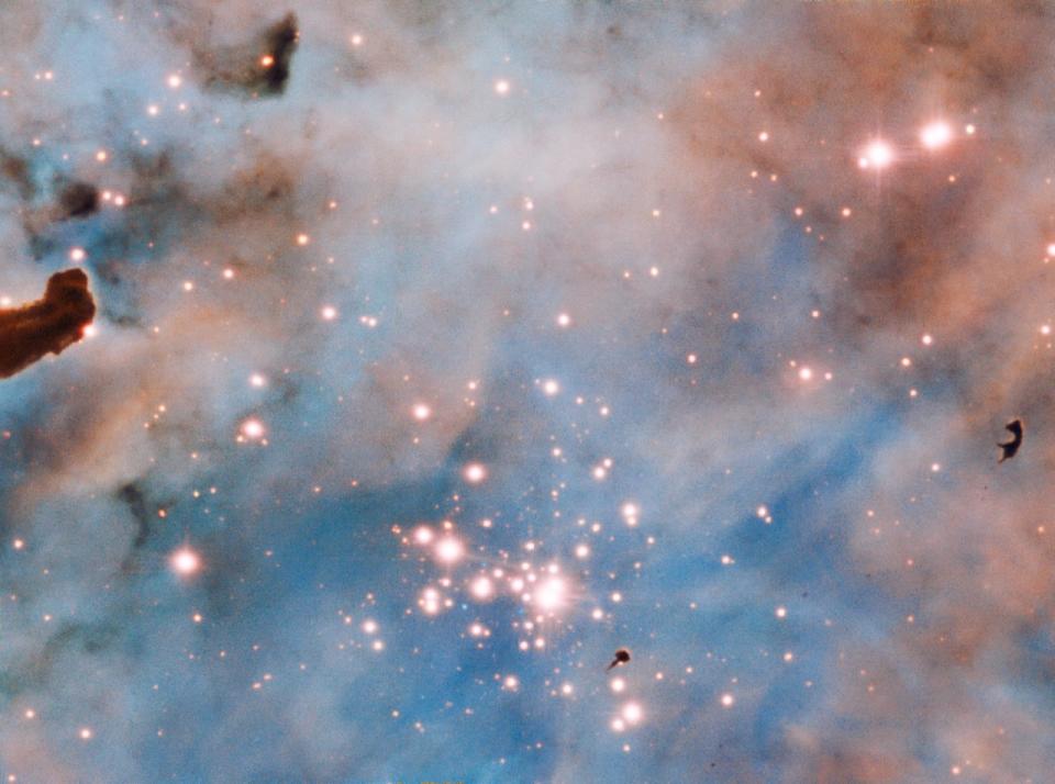 Las destacadas manchas oscuras en la región central y a la derecha de la imagen son un llamado glóbulo de Bok: nebulosas oscuras aisladas y relativamente pequeñas que contienen polvo y gas muy densos. (ESO/A. McLeod)