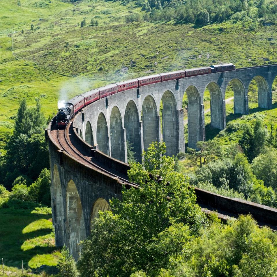 Tren Jacobite conocido como Hogwarts Express cruzando el viaducto de Glenfinnan  en Escocia