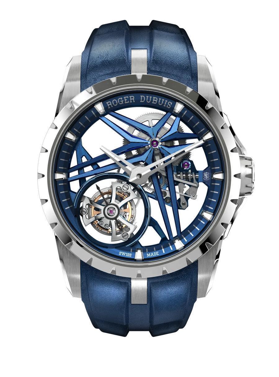 ROGER DUBUIS羅杰杜彼的Excalibur Monotourbillon單一飛行陀飛輪錶款，採用藍色CVD（化學氣相鍍層）處理機芯橋板，與「鈷鉻鉬合金®」錶殼，定價約NT$4,580,000。