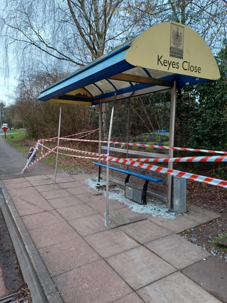 Warrington Guardian: vidrios estaban esparcidos por la parada de autobús