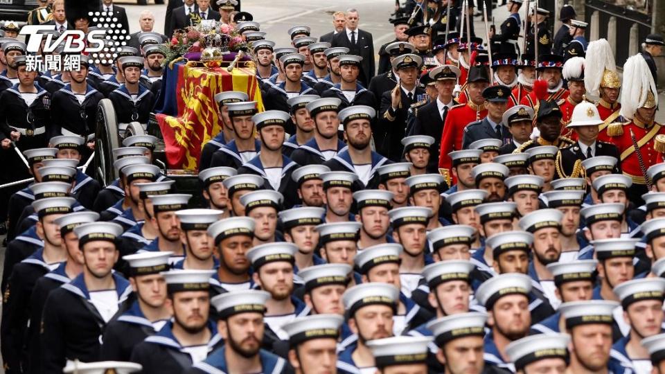 女王靈柩置於皇家海軍的炮架車上，由142名皇家海軍官兵拉動，從西敏宮移靈西敏寺。（圖／達志影像美聯社）