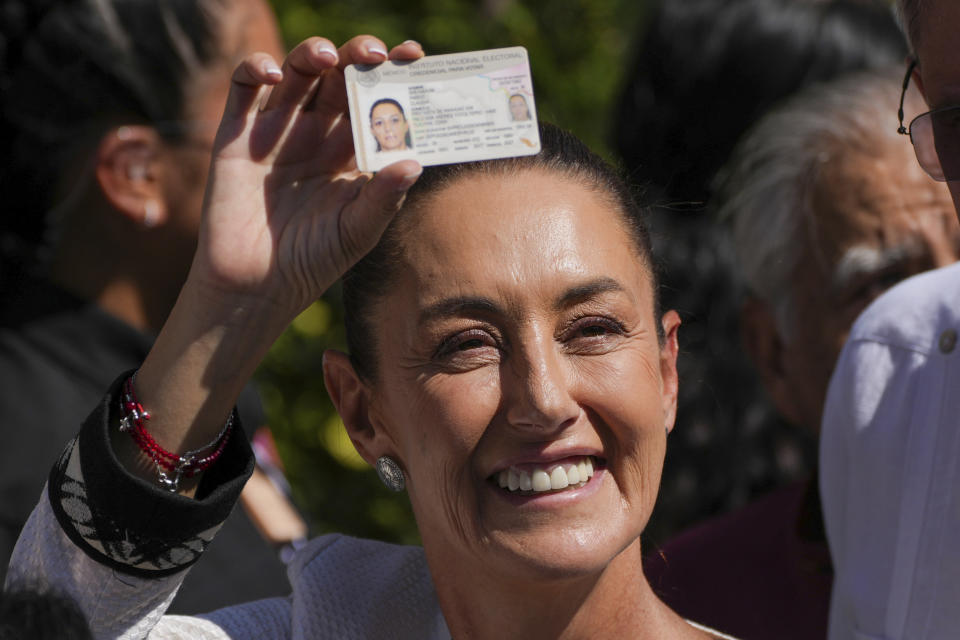 La candidata del partido oficialista Claudia Sheinbaum enseña su identificación al salir del centro electoral en el que depositó su voto en las elecciones generales en Ciudad de México, el domingo 2 de junio de 2024. Claudia Sheinbaum, la nueva presidenta de México y primera mujer que gobierna el país en sus más de 200 años de vida independiente, se hizo con el poder con una promesa de continuidad del modelo del presidente saliente Andrés Manuel López Obrador. (AP Foto/Marco Ugarte)