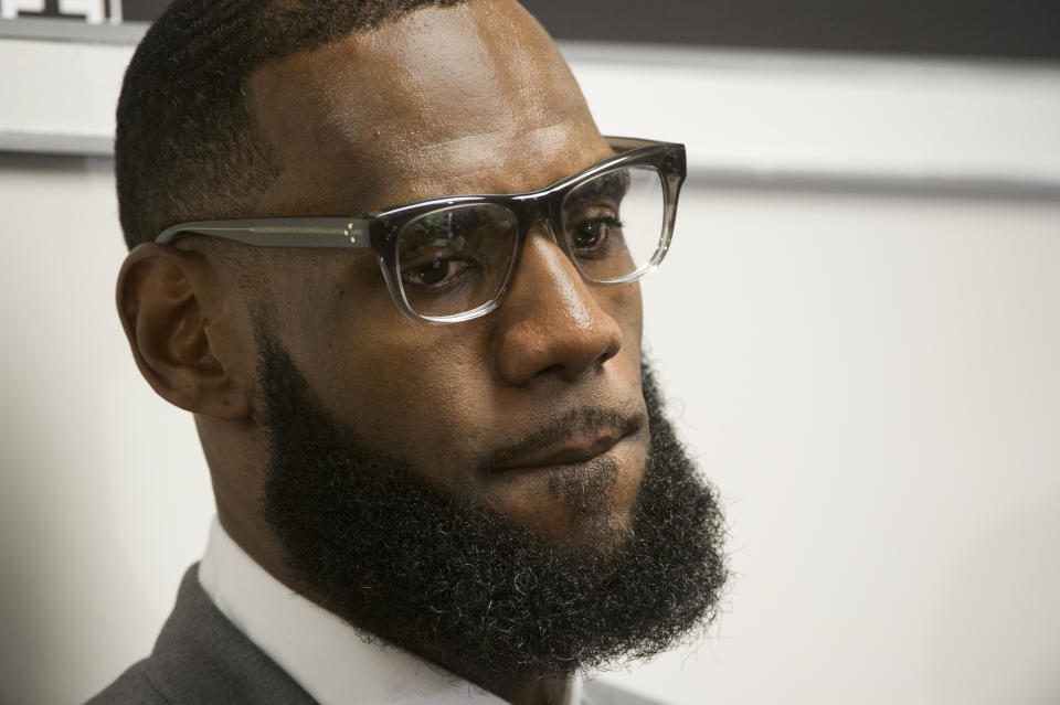 LeBron James durante una rueda de prensa en una escuela en Akron, Ohio, el 30 de julio de 2018. (AP Foto/Phil Long)