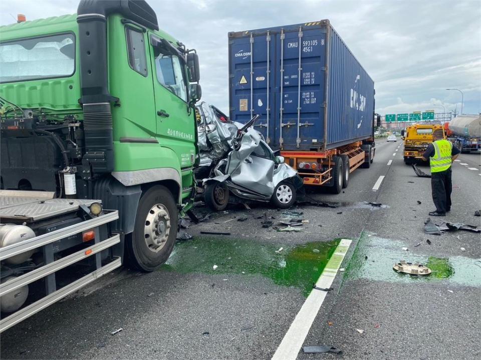 遭貨櫃車、槽罐車夾中間　小客車變形動彈不得兩人罹難