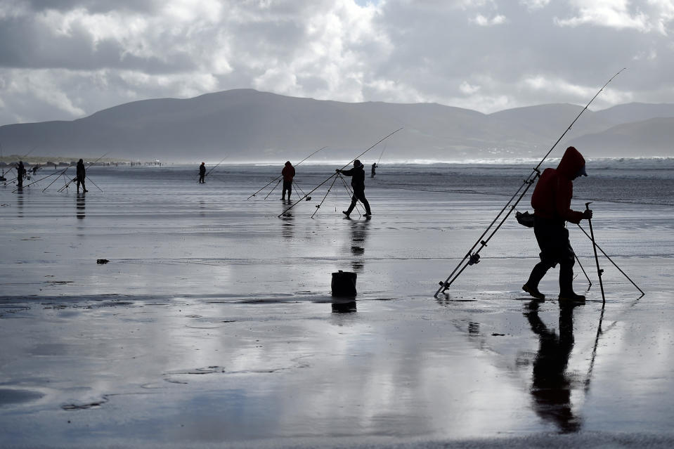 <p>Auf der Dingle-Halbinsel im Südwesten Irlands stellen sich Dutzende Angler den widrigen Witterungsbedingungen, um am „Daiwa Irish Pairs“-Festival für Hochseeangler teilzunehmen. (Bild: Reuters/Clodagh Kilcoyne) </p>