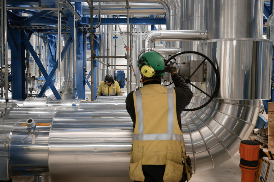 Un empleado trabaja en una parte del sistema de agua caliente en las instalaciones de Climeworks en Hellisheidi, Islandia, el 29 de marzo de 2024. (Francesca Jones/The New York Times)
