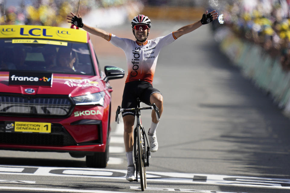 Ion Izagirre celebra su victoria en la 12da etapa del Tour de Francia, el jueves 13 de julio de 2023, en Belleville-en-Beaujolais. (AP Foto/Daniel Cole)