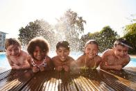 Für Urlauber ohne Kinder kann ein Familienhotel schon mal dem Inbegriff einer Unterbringung in der Hölle gleichkommen. Lärmende Kinder, die den ganzen Tag um Sie herum rasen - das klingt im ersten Moment nicht nach der erhofften Entspannung im Urlaub. Für Urlauber mit Kindern bedeutet das gleiche Szenario: Die Kinder sind von morgens bis abends beschäftigt! Ein Traum für Familien ... (Bild: iStock / monkeybusinessimages)