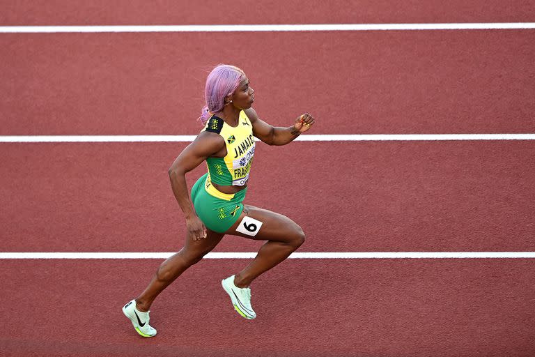 Shelly-Ann Fraser-Pryce vuela sobre las pistas en Eugene