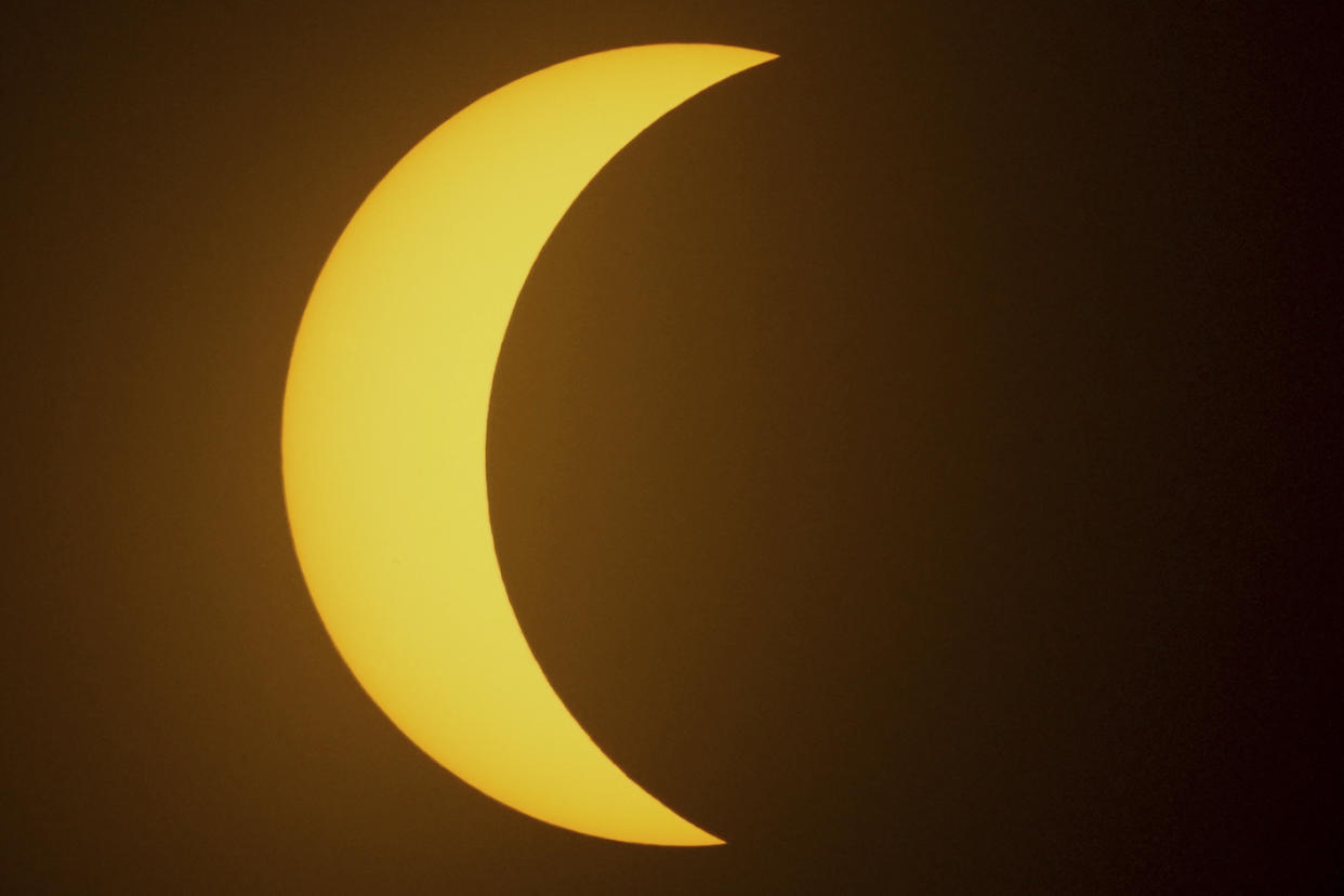 Mexiko, Mazatlan: Der Mond verdeckt teilweise die Sonne (Foto: Fernando Llano/AP/dpa)