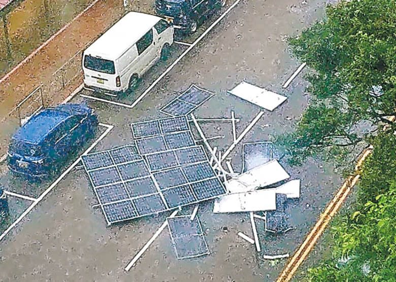 深水埗：深水埗李鄭屋游泳池附近有多塊太陽能板，不敵強風而墮至路上。