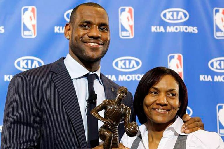 LeBron James junto a su madre, Gloria Marie James