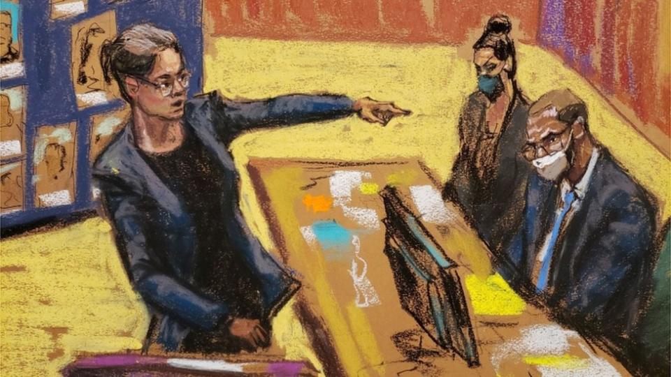 La fiscal federal Elizabeth Geddes señalando a R. Kelly durante el juicio.