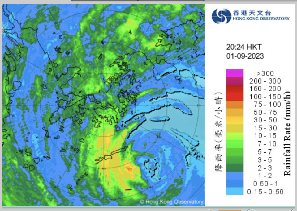 2023 年 9 月 1 日 20:24 分，天氣雷達圖像（64 公里）。天文台在 20:15 發出十號颶風信號，並說蘇拉的眼壁（黃色位置）正橫過本港，對本港構成相當大的威脅。按照目前預測路徑，蘇拉會在未來數小時於香港天文台以南約 40 公里左右掠過，預料十號颶風信號會維持一段時間。