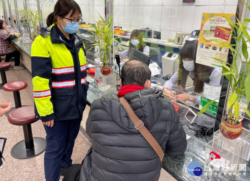 鄒男前往郵局欲匯款新台幣200萬元，行員受理時察覺異狀，通報警方到場勸說順利阻詐