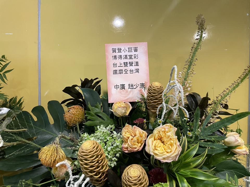 趙少康特別獻上花籃，祝賀《賀博台瘋》演出成功（圖／記者簡子喬攝影）