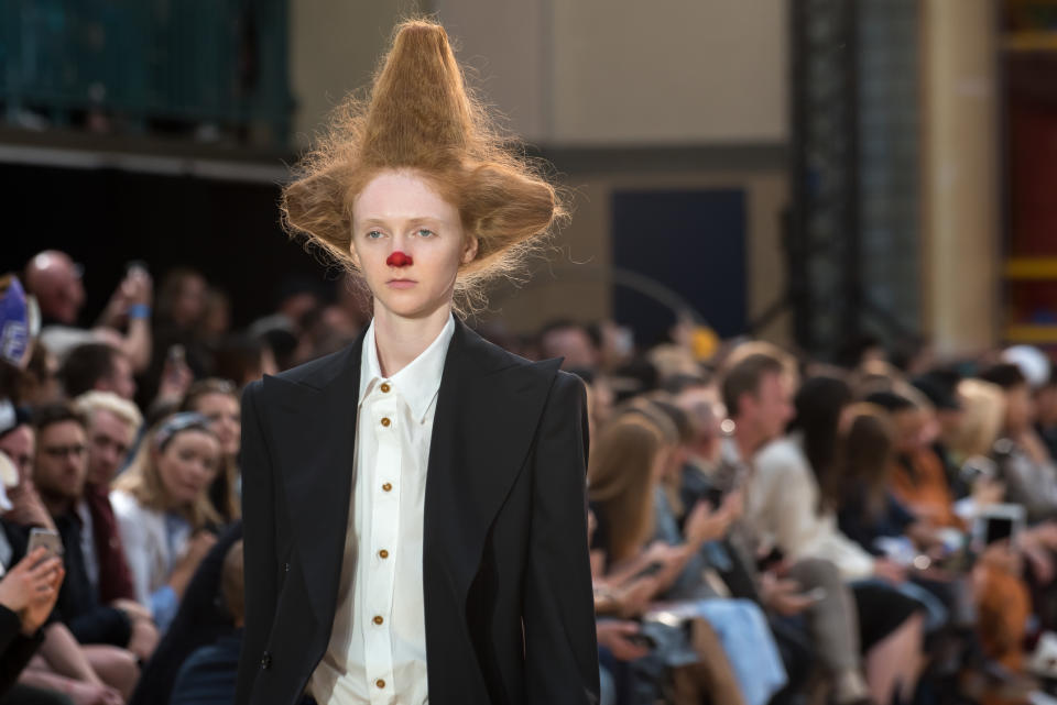 <p><b>Vivienne Westwood – London Fashion Week</b><br>Vivienne Westwood ist für ihre schrägen Looks bekannt. Ein Model, das an Pennywise aus “Es“ erinnert, ist allerdings neu. (Bild: ddpimages) </p>